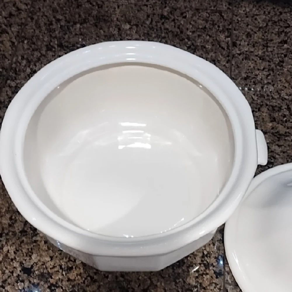 Pfaltzgraff Heritage White 2-quart covered casserole dish White Ceramic Lidded